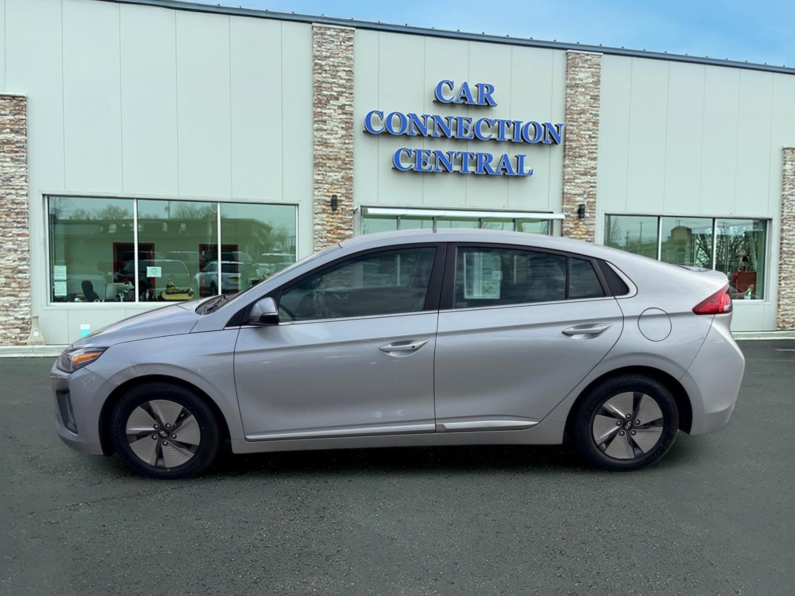 Used 2022 Hyundai Ioniq SE FWD image 2