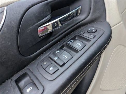 Used 2014 Chrysler Town & Country Touring image 12