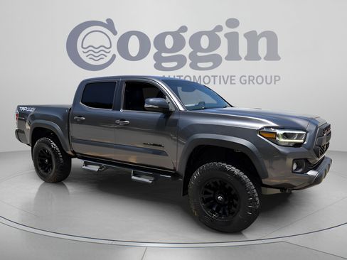 Used 2021 Toyota Tacoma TRD Off-Road w/ TRD Premium Off Road Package AWD/4WD image 7