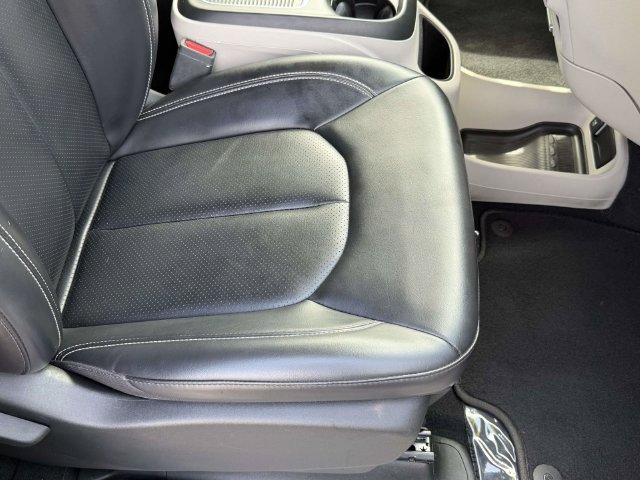 Used 2023 Chrysler Pacifica Touring-L FWD image 11