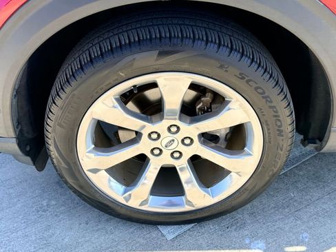 Used 2020 Ford Explorer Platinum w/ Premium Technology Package image 17