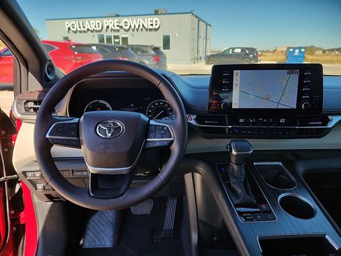 Used 2023 Toyota Sienna Platinum image 6