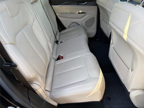 Used 2025 Jeep Grand Cherokee Limited RWD image 14