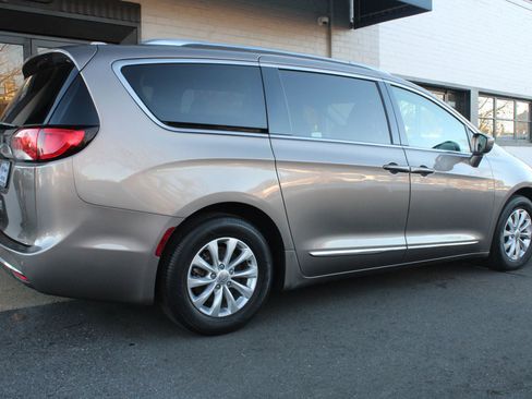Used 2018 Chrysler Pacifica Touring-L image 7