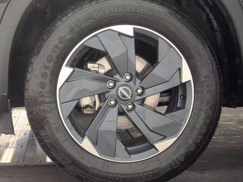 Used 2024 Nissan Rogue SV FWD image 3