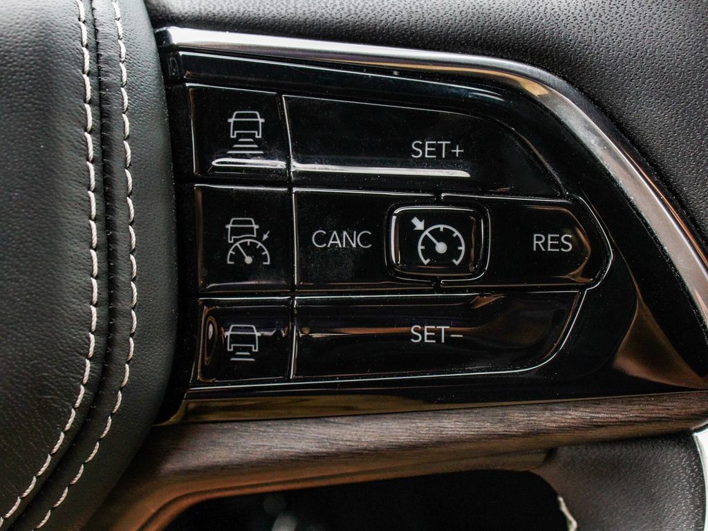Used 2023 Jeep Grand Cherokee Overland w/ Luxury Tech Group IV AWD/4WD image 30