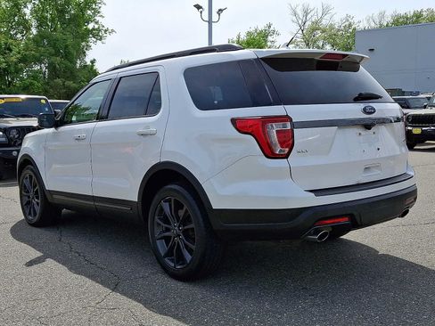 Used 2018 Ford Explorer XLT w/ Equipment Group 202A AWD/4WD image 4