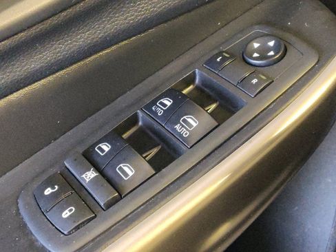 Used 2019 Jeep Cherokee Limited FWD image 27