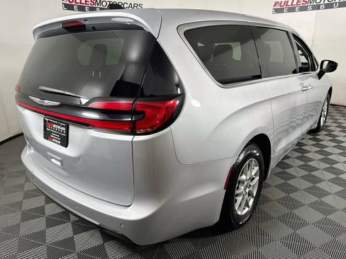 Used 2024 Chrysler Pacifica Touring-L FWD image 7