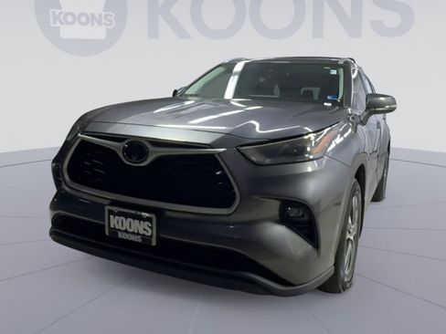 Used 2023 Toyota Highlander XLE FWD image 4