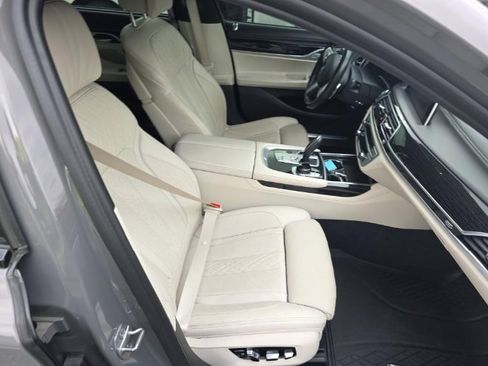Used 2022 BMW 750i xDrive w/ Luxury Rear Seating Package AWD/4WD image 8