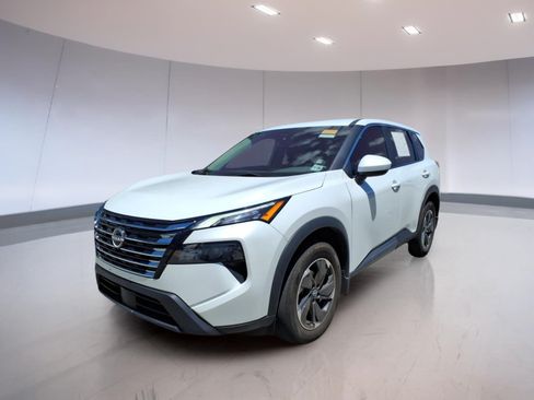 Used 2024 Nissan Rogue SV AWD/4WD image 2