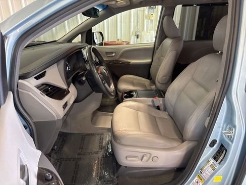 Used 2017 Toyota Sienna XLE w/ XLE Navigation Package FWD image 40