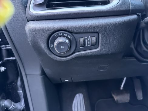 Used 2025 Chrysler Pacifica Select FWD image 30