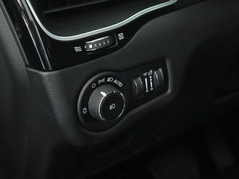 Used 2019 Jeep Cherokee Latitude Plus AWD/4WD image 7