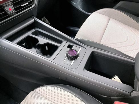 Certified 2025 Volkswagen Tiguan SE image 19