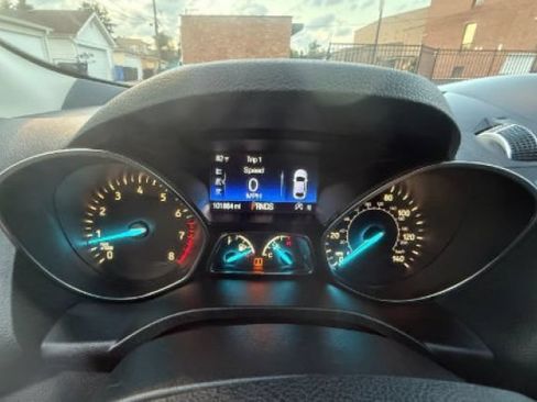 Used 2017 Ford Escape SE w/ Equipment Group 201A AWD/4WD image 3