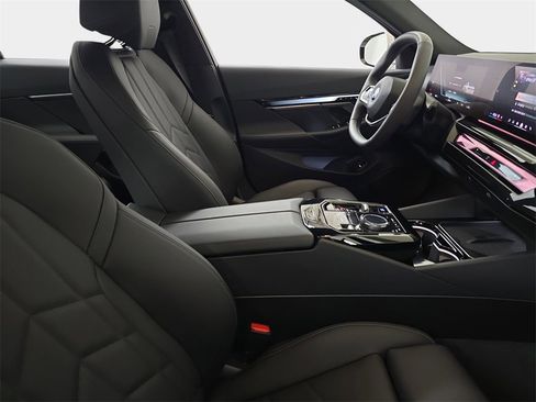 Used 2025 BMW i5 xDrive40 w/ Premium Package image 11