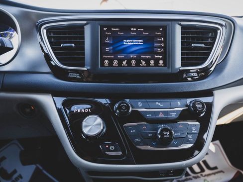 Used 2020 Chrysler Pacifica Touring-L image 4