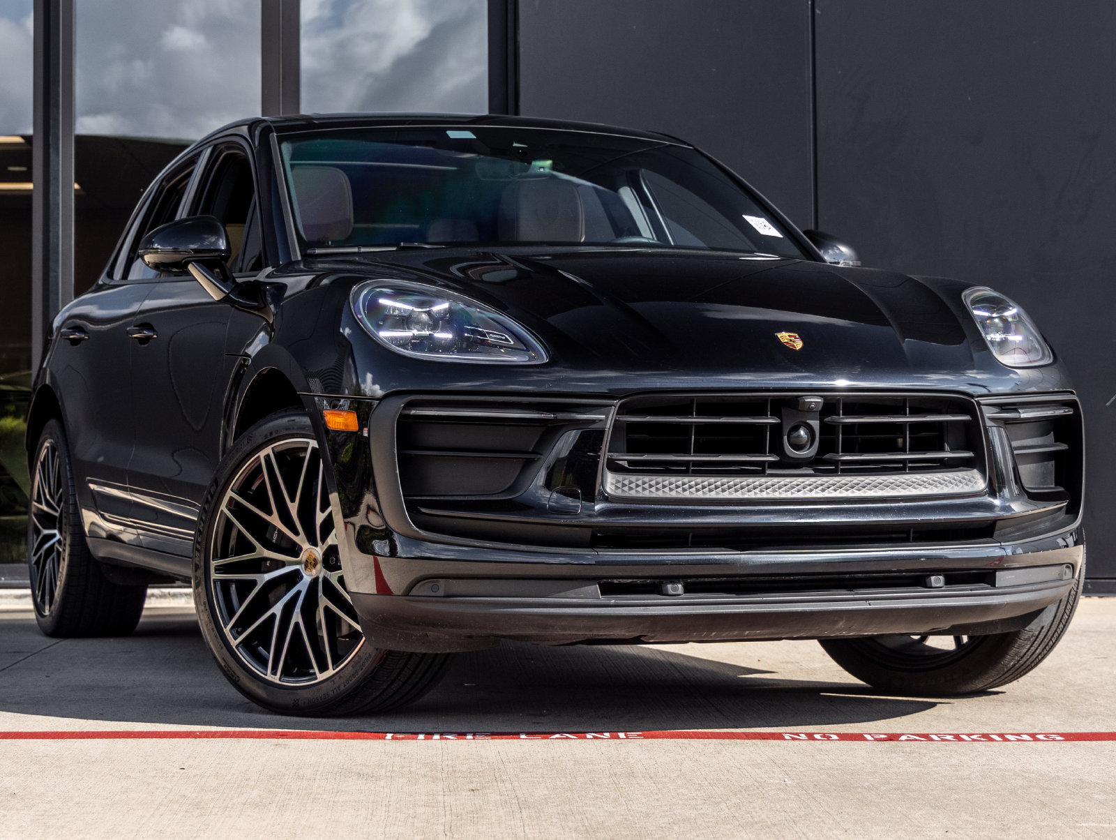 Certified 2024 Porsche Macan AWD/4WD image 6