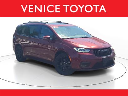 Used 2021 Chrysler Pacifica Touring-L w/ Uconnect Theater Family Group