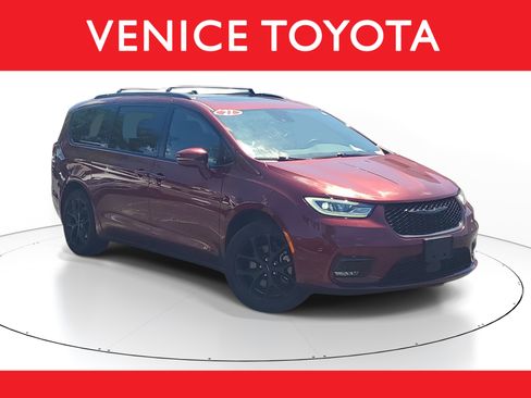 Used 2021 Chrysler Pacifica Touring-L w/ Uconnect Theater Family Group AWD/4WD image 1