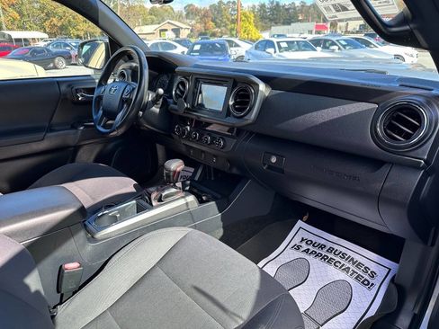 Used 2017 Toyota Tacoma TRD Sport image 17