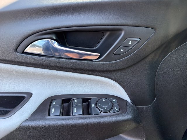 Used 2021 Chevrolet Equinox LS FWD image 20