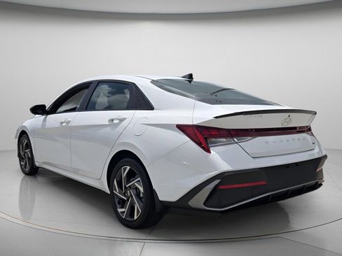 Certified 2025 Hyundai Elantra SEL w/ Cargo Package FWD image 7
