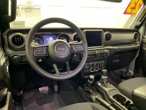 Certified 2023 Jeep Gladiator Sport AWD/4WD image 13