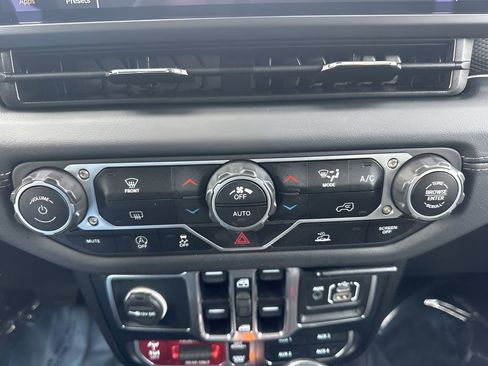 Used 2025 Jeep Wrangler Unlimited Rubicon image 17