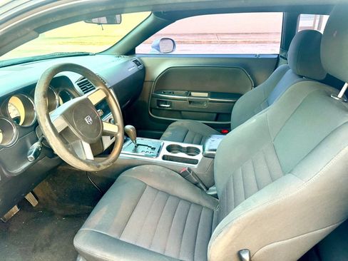 Used 2010 Dodge Challenger SE RWD image 9