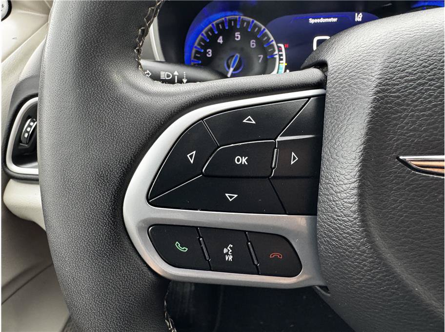 Used 2024 Chrysler Pacifica Touring-L FWD image 21
