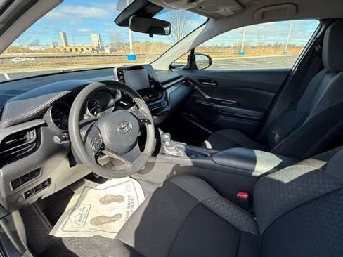 Used 2022 Toyota C-HR XLE image 15