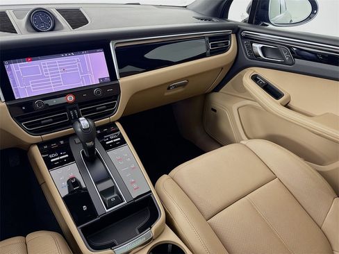 Used 2025 Porsche Macan image 26