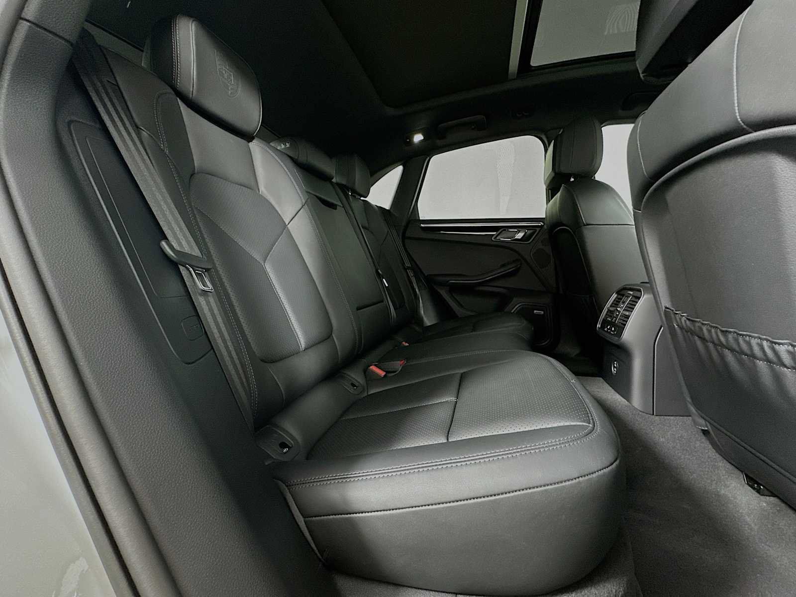 Certified 2025 Porsche Macan AWD/4WD image 29