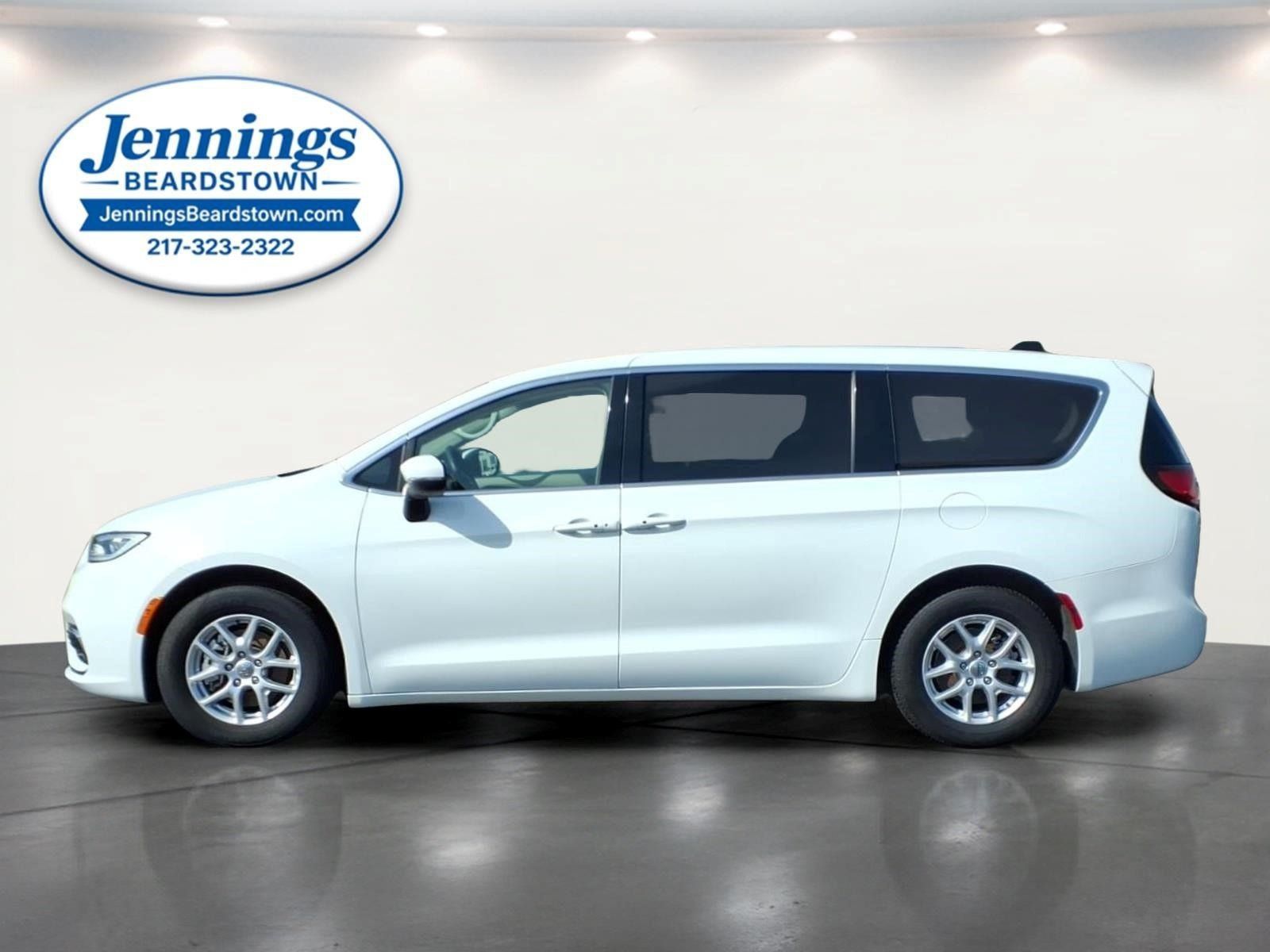 Used 2023 Chrysler Pacifica Touring-L FWD image 2