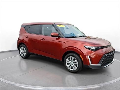Used 2025 Kia Soul LX image 2