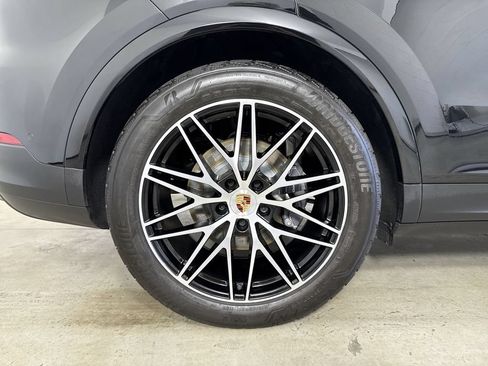 Certified 2025 Porsche Cayenne AWD/4WD image 16