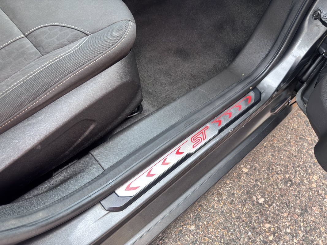 Used 2016 Ford Fiesta ST FWD image 37