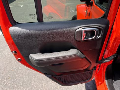 Used 2023 Jeep Wrangler Unlimited Sahara AWD/4WD image 12