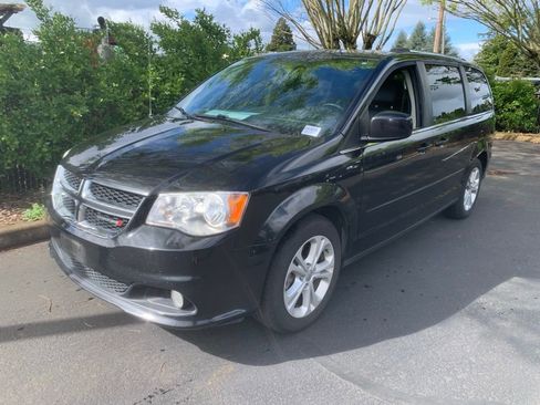 Used 2017 Dodge Grand Caravan SXT image 1