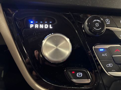 Used 2023 Chrysler Pacifica Touring-L FWD image 24