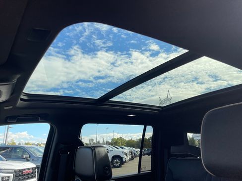 Used 2023 GMC Yukon XL SLT image 12