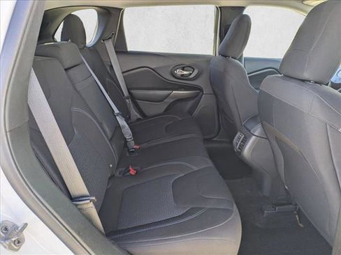 Used 2019 Jeep Cherokee Latitude w/ Popular Appearance Group image 18