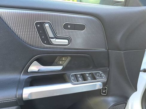 Used 2022 Mercedes-Benz GLB 250 image 22
