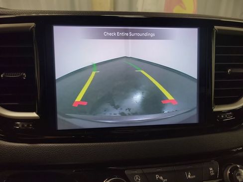 Used 2023 Chrysler Pacifica Touring-L FWD image 16