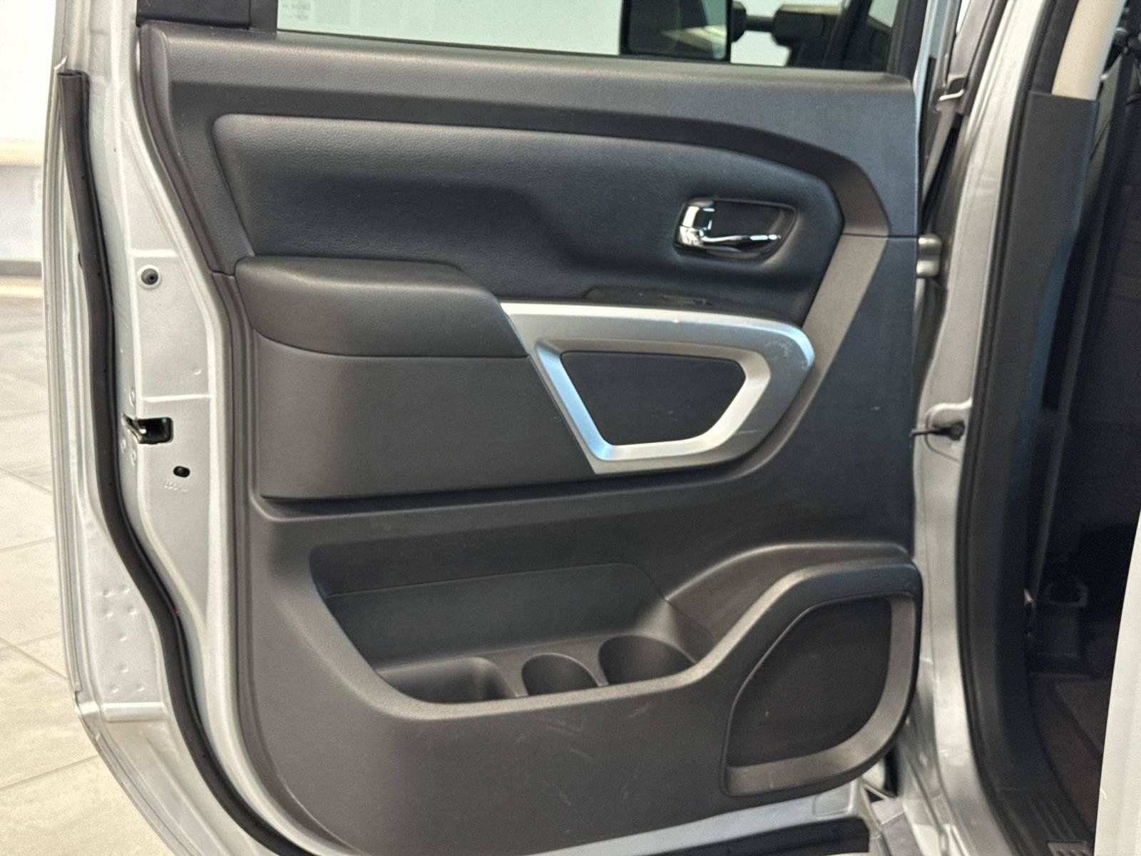 Used 2017 Nissan Titan SV AWD/4WD image 4