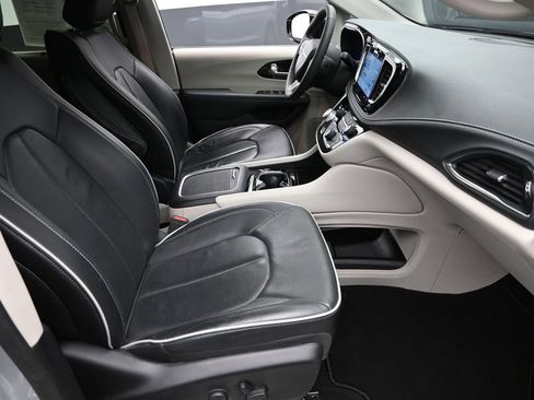 Used 2024 Chrysler Pacifica Limited image 7