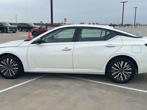 Used 2024 Nissan Altima 2.5 SV image 9